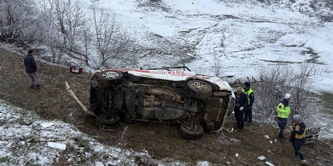 Artvin'de ambulans u�uruma devrildi: 1 �l�, 4 yaral�