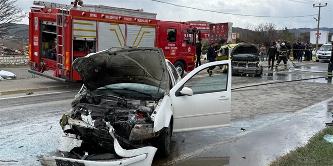 Sivas'ta taksi ile otomobil �arp��t�: 4'� futbolcu 6 ki�i yaraland� - Son Dakika Haber