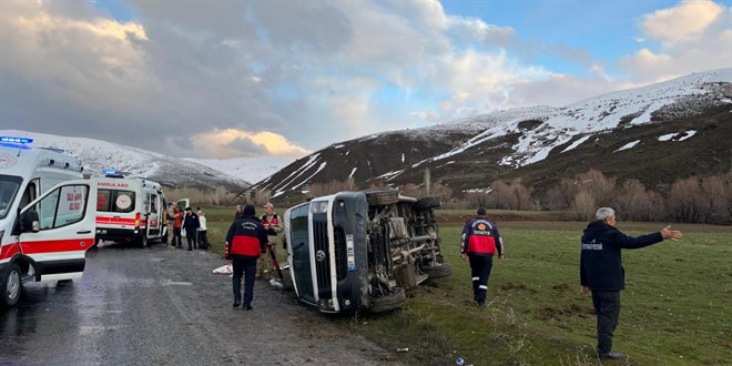 Bitlis'te minib�s�n devrilmesi sonucu 11 ki�i yaraland�