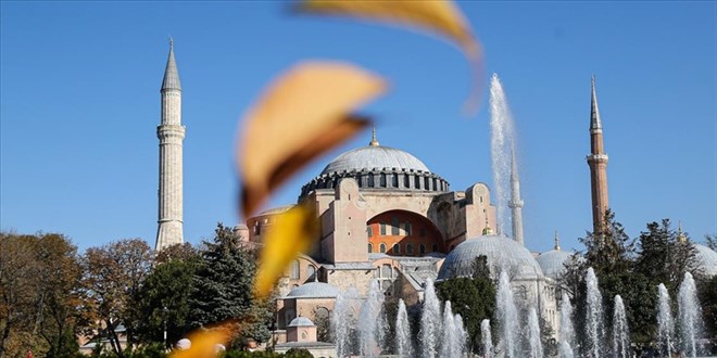 Ayasofya'da sembolik bayrak a�an 2 ��pheli tutukland�