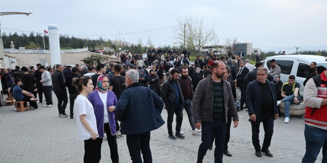 Yaral� ��rencilerin ailelerinin hastane �n�ndeki bekleyi�i s�r�yor