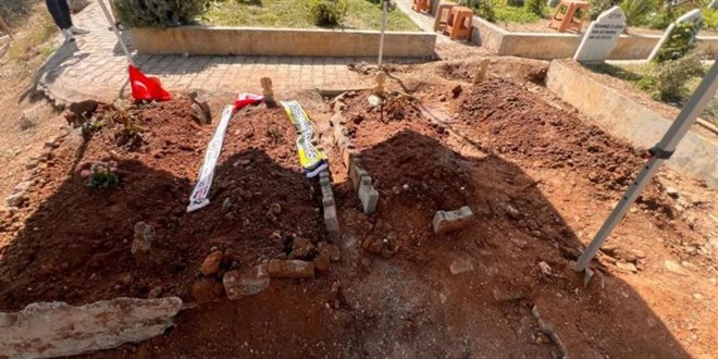 D�rt s�n�f arkada� yan yana topra�a verildi - Son Dakika Haber