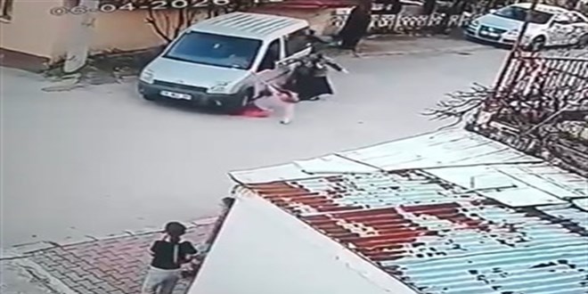 �ocuklar�n�n g�z� �n�nde e�ini arabayla ezen �ah�s tutukland�