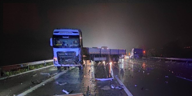 TAG Otoyolu'nda �ekiciyle �arp��an kamyonetteki 1 ki�i �ld� - Son Dakika Haber