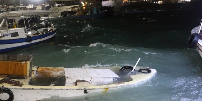 Hatay'da f�rt�na: Tekneler batt�, �at�lar u�tu, a�a�lar devrildi