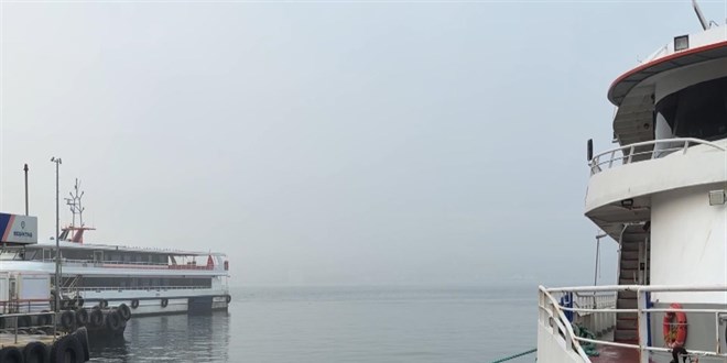 �stanbul'da sis etkili oluyor, gemi trafi�i ask�ya al�nd�