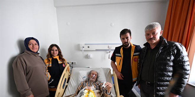 Yolda fenala�an ya�l� adam kameralar� izleyen muhtar�n dikkati kurtard� - Son Dakika Haber