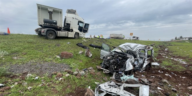 �anl�urfa'da t�r ile �arp��an hafif ticari ara�taki 2 ki�i �ld�