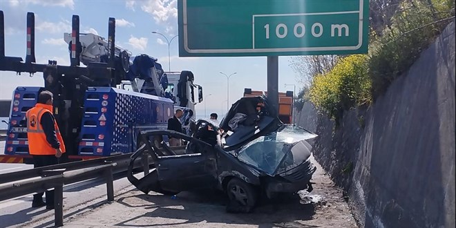 TEM Otoyolu'nda otomobil y�n levhas�na sapland� - Son Dakika Haber