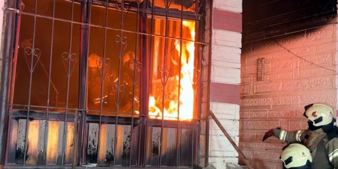 �stanbul'da 4 katl� binada yang�n pani�i: Mahsur kalanlar b�yle kurtar�ld�