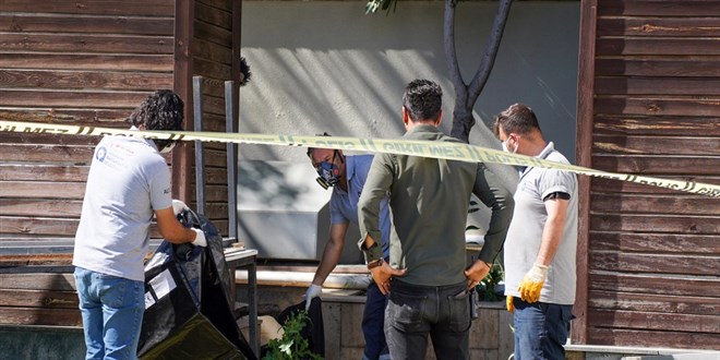 Parktaki LED ekran�n aya��nda erkek cesedi bulundu - Son Dakika Haber