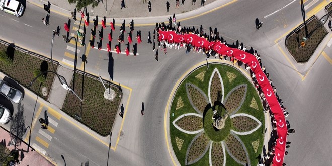 ��renci ve velileri ile ��retmenler 200 metrelik T�rk bayra��yla y�r�d� - Son Dakika Haber