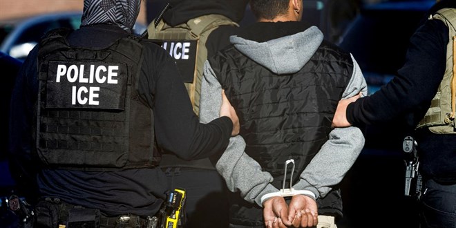 ABD'de 27 y�ll�k askerin e�i ICE taraf�ndan g�zalt�na al�nd�