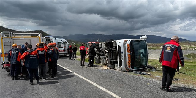 Diyarbak�r Bing�l kara yolunda midib�s devrildi: Yaral�lar var