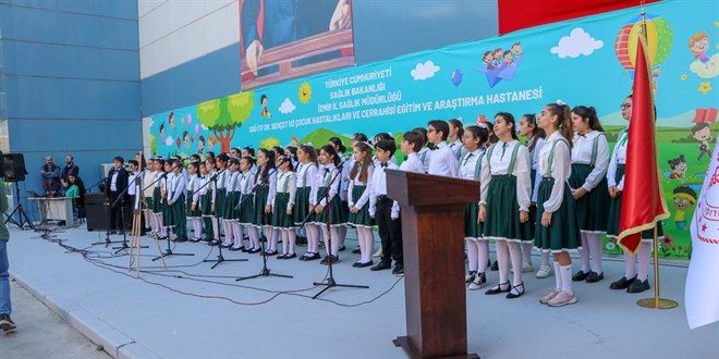 Hastanede tedavi g�ren �ocuklara "23 Nisan" s�rprizi