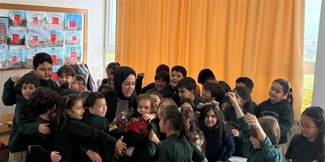 Miniklerden b�y�k ders: ��retmene silah de�il, �i�ek uzat�l�r - Son Dakika Haber