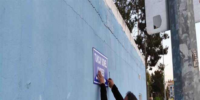 Tuncay Sonel'in ad�n�n verildi�i cadde tabelas� s�k�ld�