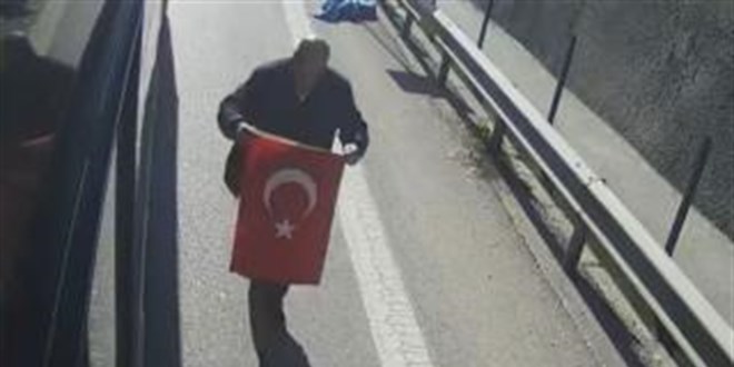 'Bayrak ayak alt�nda olmaz' diyerek otob�s� durdurdu