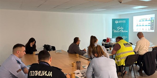 �sk�p Yunus Emre Enstit�s� havaliman� personeli ile g�mr�k memurlar�na T�rk�e ��retiyor - Son Dakika Haber