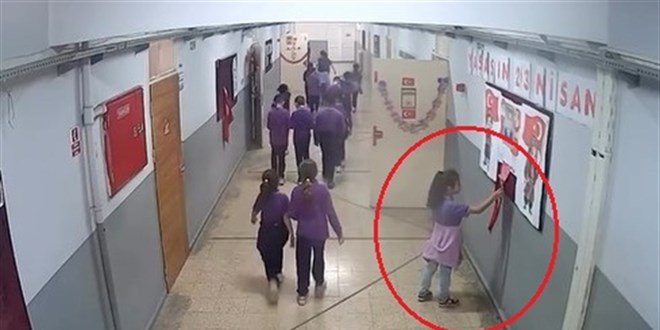 Alk��lanan hareket: Minik eller bayra�� yerde b�rakmad�!