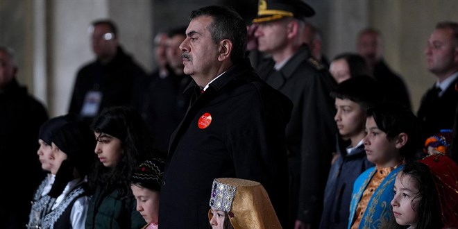 Bakan Tekin'den An�tkabir'de 23 Nisan mesaj�