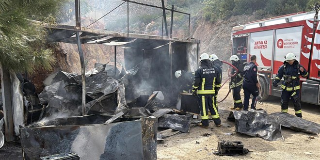 Antalya'da i��ilerin kald��� alanda yang�n - Son Dakika Haber