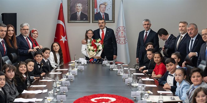 23 Nisan'da Milli E�itim Bakanl��� koltu�una 11 ya��ndaki Defne oturdu - Son Dakika Haber