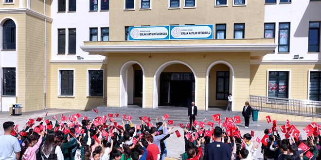 Deprem b�lgesindeki okuldan 23 Nisan heyecan�