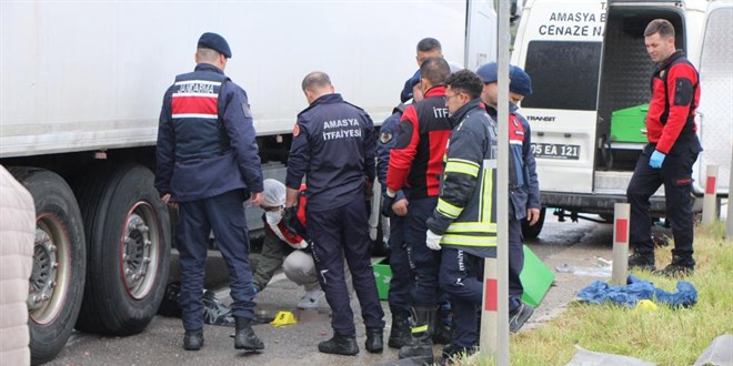 Cenaze d�n��� feci kaza: Otomobilden f�rlayan bebek hayat�n� kaybetti - Son Dakika Haber