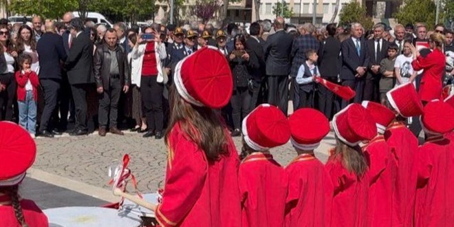 23 Nisan kutlamas�nda CHP'den 'mehteran' protestosu - Son Dakika Haber