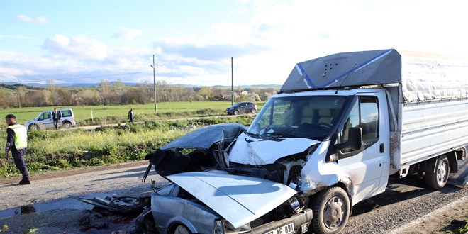 Kamyonetle otomobilin �arp��t��� kazada 1 ki�i �ld� - Son Dakika Haber