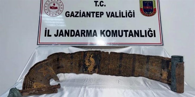 Piton derisine alt�n yazmal� kitap! Gaziantep'te ele ge�irildi - Son Dakika Haber