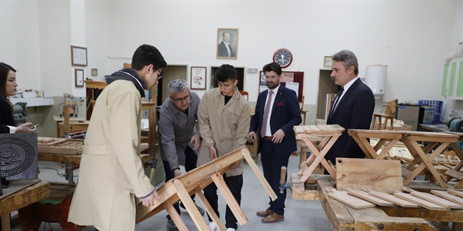 Meslek lisesi ��rencileri eski s�ra ve masalar� yeni �r�nlere d�n��t�r�yor - Son Dakika Haber
