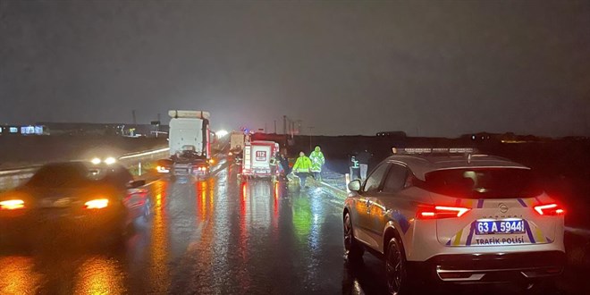 �anl�urfa'da otomobil �arampole devrildi: 6 yaral�