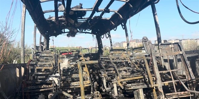 Seyir halindeyken yanan midib�s demir y���n�na d�nd� - Son Dakika Haber