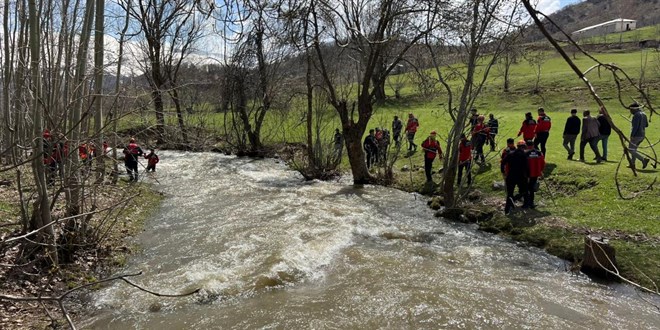 Dereye d��en 8 ya��ndaki �ocuk aran�yor - Son Dakika Haber