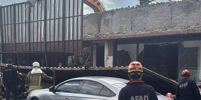 Ankara'da bir binan�n duvar� ��kt�