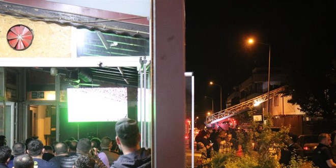 Mahalle yanarken onlar derbiyi izledi - Son Dakika Haber