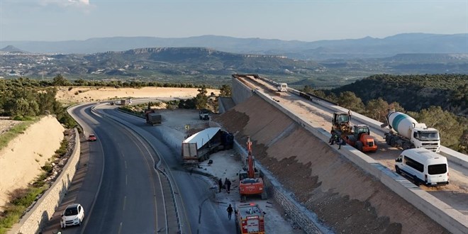 T�r rampaya �arpt�, f�rlayan mermerler minib�s� par�alad�: 1 �l� - Son Dakika Haber