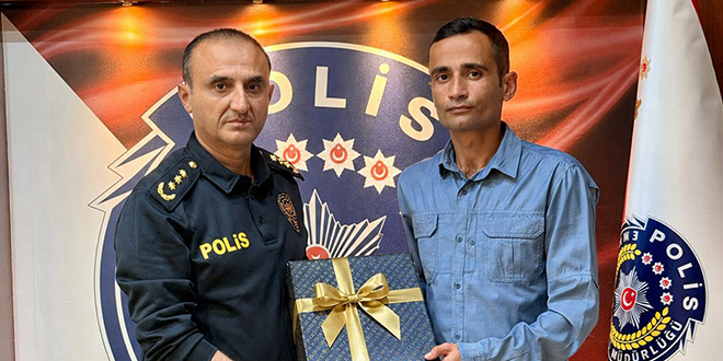 ��rencileri kap�da kar��layan polis memuru �d�llendirildi - Son Dakika Haber