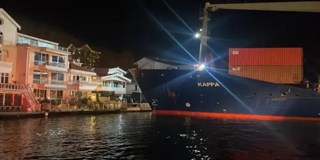 Bo�az'da korkutan anlar: Konteyner gemisi yal�ya metreler kala karaya oturdu - Son Dakika Haber