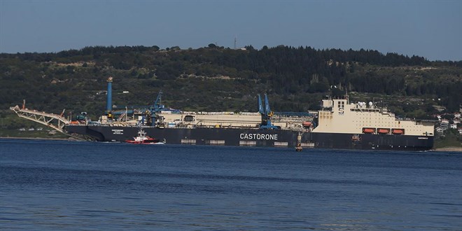 �anakkale Bo�az�'ndan 'dev' ge�i�