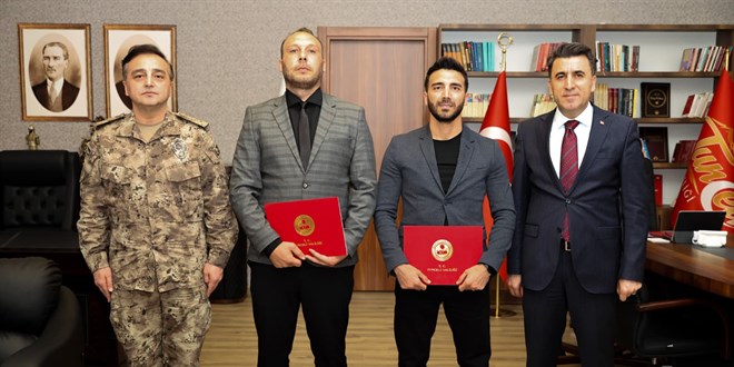 Bo�ulma tehlikesi ge�iren k�z �ocu�unu kurtaran polisler �d�llendirildi - Son Dakika Haber