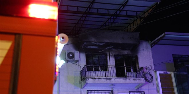 �zmir'de ev yang�n�: Baba hayat�n� kaybetti, o�lu a��r yaral�