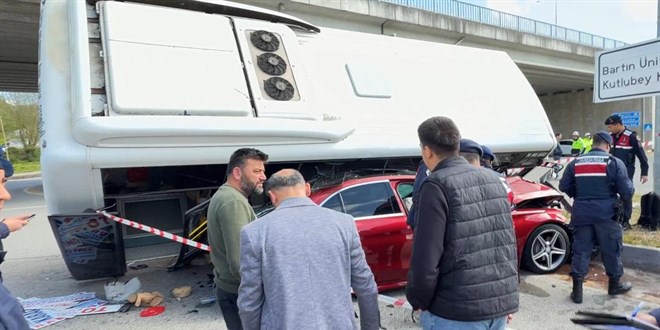 Halk otob�s� otomobilin �zerine devrildi: �ok say�da yaral� var - Son Dakika Haber