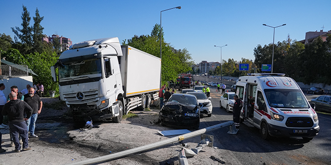 Freni bo�alan t�r 9 araca �arpt�: 2 ki�i �ld� - Son Dakika Haber