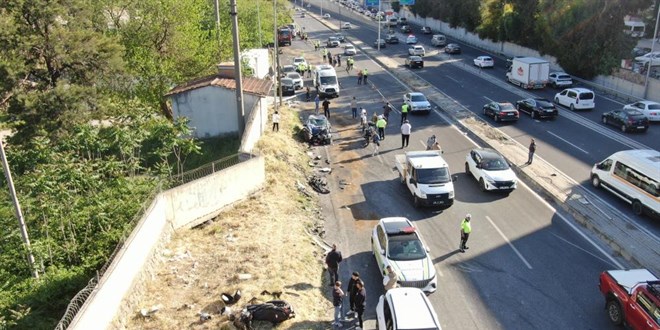 Kar�� �eride ge�en t�r 9 araca �arpt�: 2 polis yaral� - Son Dakika Haber