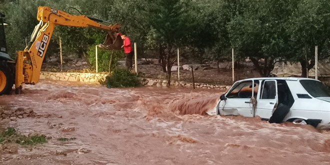 Kozan'da sel felaketi: 1 ki�i �ld�, ekili alanlar sular alt�nda kald�