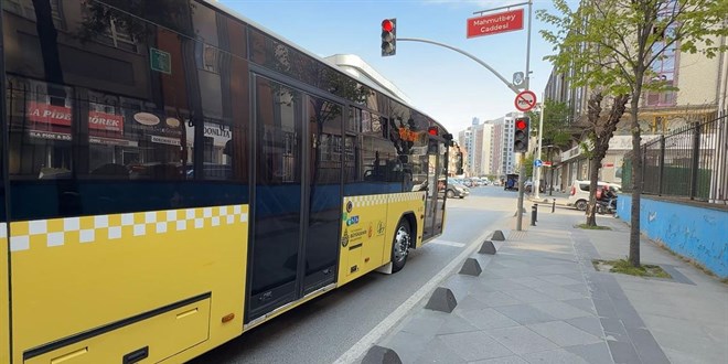 K�rm�z� ���k ihlali yapan �ETT otob�s� �ocu�a �arpt� - Son Dakika Haber