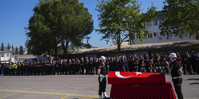 Trafik kazas�nda �ehit olan polis Serkan H�zl� i�in t�ren d�zenlendi